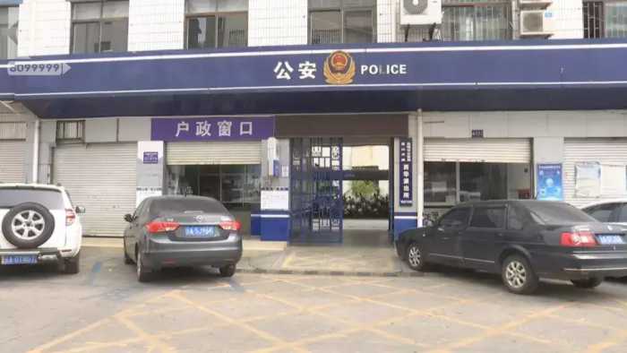 一言不合，十几名年轻男女当街互殴，路人拍下全过程