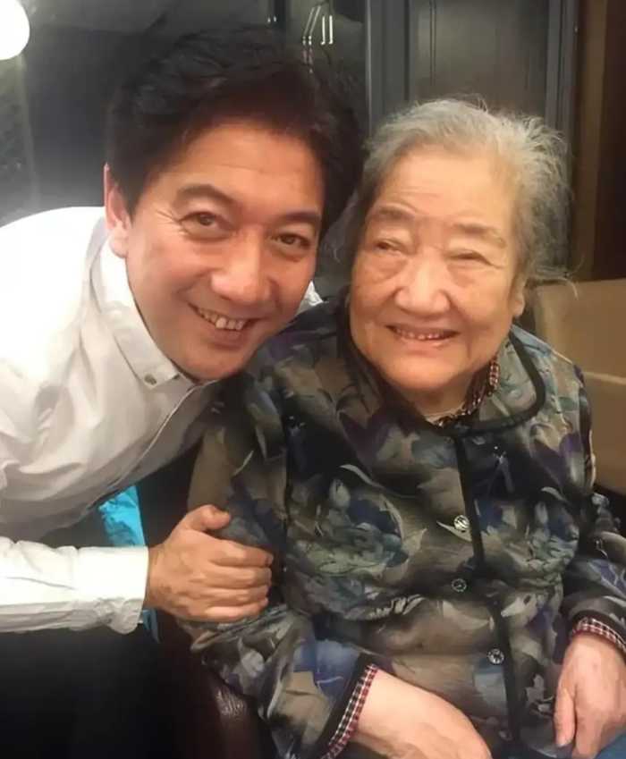 苦命水均益：75岁智残哥哥至今未婚，他养了哥哥一辈子不离不弃