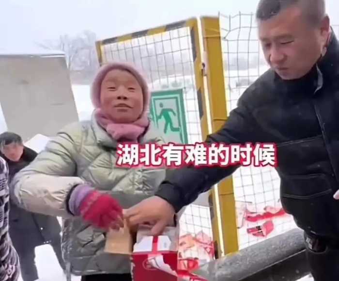 民航怒批，1.2万名干部铲雪，领导受罚：暴雪下，湖北到底如何？