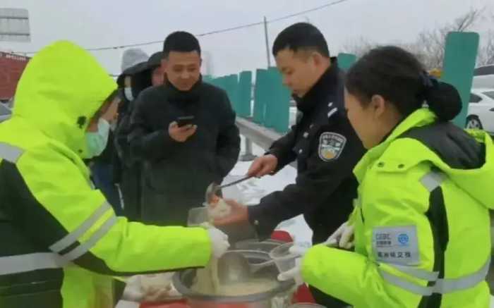 民航怒批，1.2万名干部铲雪，领导受罚：暴雪下，湖北到底如何？