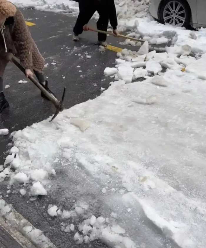 民航怒批，1.2万名干部铲雪，领导受罚：暴雪下，湖北到底如何？