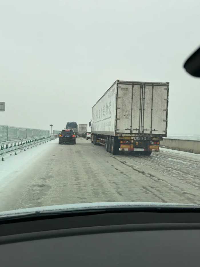 民航怒批，1.2万名干部铲雪，领导受罚：暴雪下，湖北到底如何？